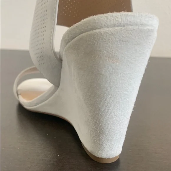 NWOT HALSTON Stone / Gray Wedge Sandals with Textured Straps and Ankle Buckle. - Picture 8 of 9